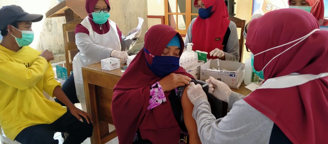 Vaksinasi COVID-19 Dosis 1 dan 2 di Desa Sokawati